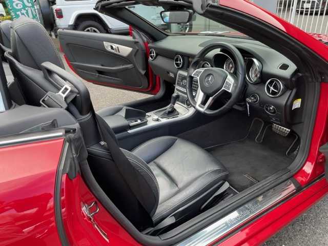メルセデス・ベンツ ＳＬＫ２００ ブルーエフィシェンシー 神奈川県 2012(平24)年 7.7万km ファイアオパール ターボ/純正HDDナビ/・CD/DVD/ラジオ/Bluetooth/レザーシート/シートヒーター/エアスカーフ/クルーズコントロール/純正17インチAW/ETC/キーレスエントリー/純正HIDヘッドライト/フォグランプ/ターンランプ付電動格納ドアミラー/パドルシフト付ステアリング/純正フロアマット/コマンドシステム取扱説明書/新車時保証書