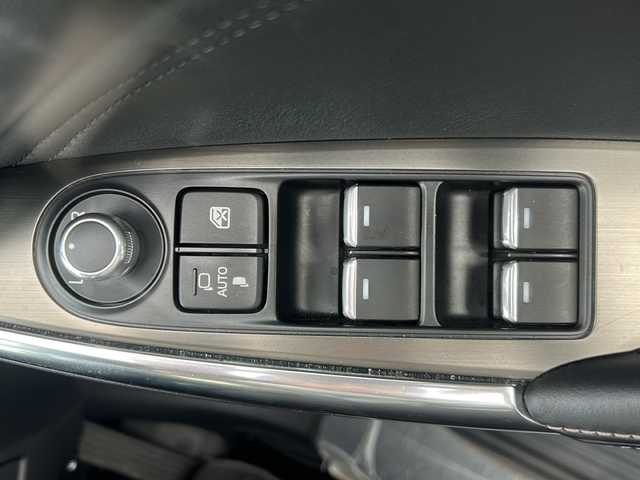 マツダ アテンザ セダン 25S Lパッケージ 沖縄県 2018(平30)年 0.6万km スノーフレイクホワイトパールマイカ 純正ナビ・TV・Bluetooth・CD・DVD/バックカメラ/ドライブレコーダー/BOSEサウンド/コーナーセンサー　/ハンドルヒーター/パワーシート/シートヒーター/シートメモリー/オートライト/電動格納ミラー/レーンキープアシスト/LEDヘッドライト/電子サイドブレーキ