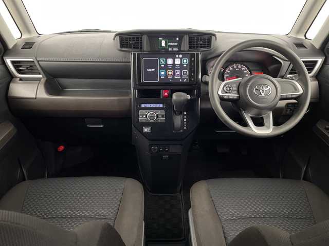 トヨタ ルーミー G 埼玉県 2023(令5)年 0.9万km ブライトシルバーM 純正ディスプレイオーディオ/(Bluetooth/Android Auto/Apple Car Play/USB/AM/FM)/地デジワンセグ/全方位カメラ/ETC/運転席・助手席シートヒーター/衝突軽減ブレーキ/クリアランスソナー/アイドリングストップ/パワーモード/プッシュスタート/ステアリングリモコン/両側パワースライドドア/電動格納ミラー/ウィンカーミラー/社外フロアマット