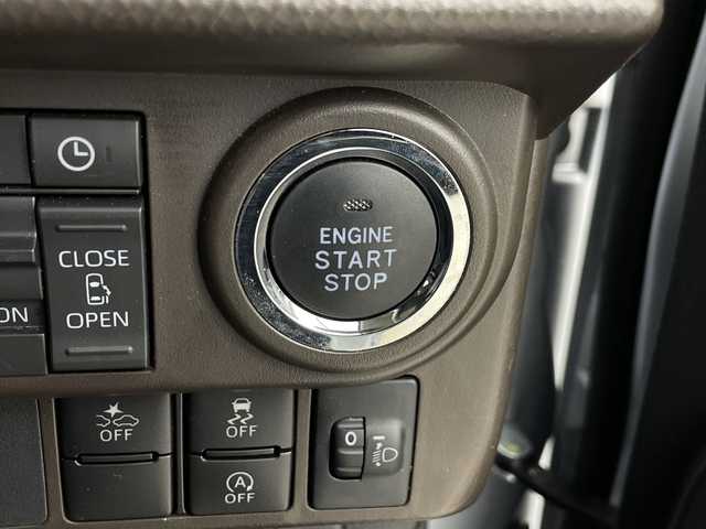 トヨタ ルーミー G 埼玉県 2023(令5)年 0.9万km ブライトシルバーM 純正ディスプレイオーディオ/(Bluetooth/Android Auto/Apple Car Play/USB/AM/FM)/地デジワンセグ/全方位カメラ/ETC/運転席・助手席シートヒーター/衝突軽減ブレーキ/クリアランスソナー/アイドリングストップ/パワーモード/プッシュスタート/ステアリングリモコン/両側パワースライドドア/電動格納ミラー/ウィンカーミラー/社外フロアマット