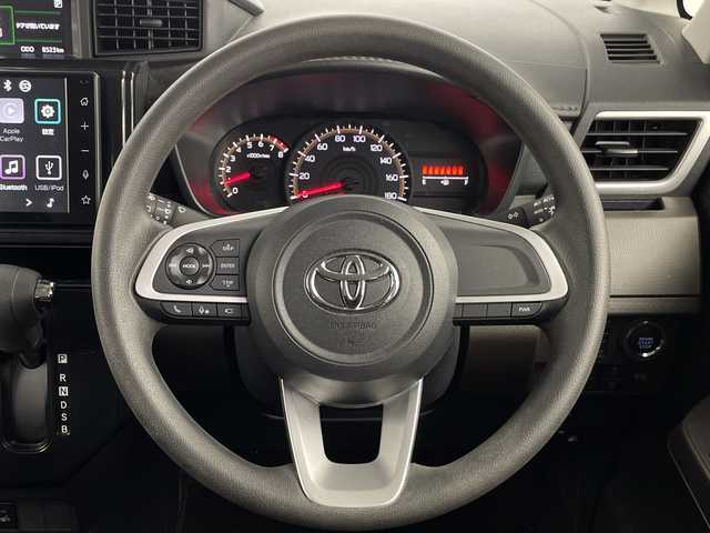 トヨタ ルーミー G 埼玉県 2023(令5)年 0.9万km ブライトシルバーM 純正ディスプレイオーディオ/(Bluetooth/Android Auto/Apple Car Play/USB/AM/FM)/地デジワンセグ/全方位カメラ/ETC/運転席・助手席シートヒーター/衝突軽減ブレーキ/クリアランスソナー/アイドリングストップ/パワーモード/プッシュスタート/ステアリングリモコン/両側パワースライドドア/電動格納ミラー/ウィンカーミラー/社外フロアマット