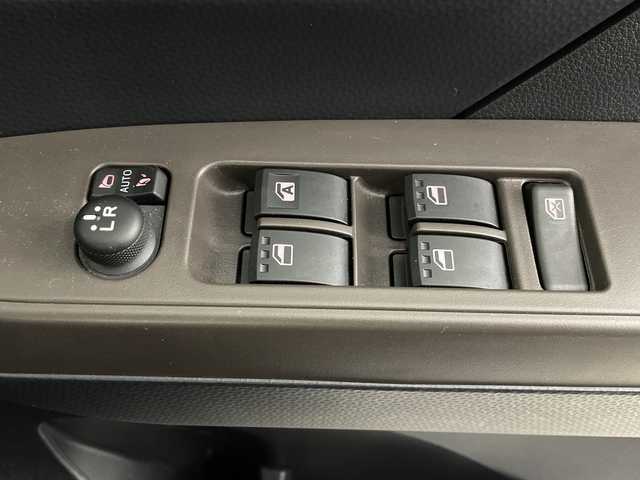 トヨタ ルーミー G 埼玉県 2023(令5)年 0.9万km ブライトシルバーM 純正ディスプレイオーディオ/(Bluetooth/Android Auto/Apple Car Play/USB/AM/FM)/地デジワンセグ/全方位カメラ/ETC/運転席・助手席シートヒーター/衝突軽減ブレーキ/クリアランスソナー/アイドリングストップ/パワーモード/プッシュスタート/ステアリングリモコン/両側パワースライドドア/電動格納ミラー/ウィンカーミラー/社外フロアマット