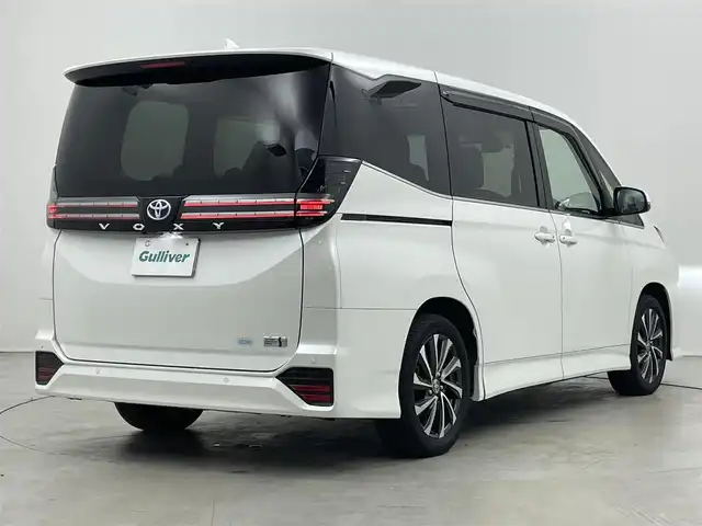 トヨタ ヴォクシー ハイブリッド S－Z 埼玉県 2022(令4)年 1.9万km ホワイトパールクリスタルシャイン 純正８インチディスプレイオーディオ　フリップダウンモニター　バックカメラ　快適利便パッケージ　デジタルミラー　両側パワースライドドア　シートヒーター　ＡＣ１００Ｖ　ビルトインＥＴＣ２．０　ＬＥＤライト