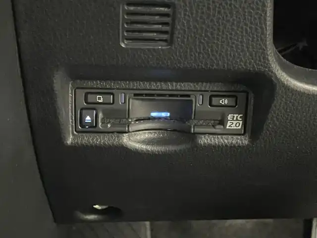トヨタ ヴォクシー ハイブリッド S－Z 埼玉県 2022(令4)年 1.9万km ホワイトパールクリスタルシャイン 純正８インチディスプレイオーディオ　フリップダウンモニター　バックカメラ　快適利便パッケージ　デジタルミラー　両側パワースライドドア　シートヒーター　ＡＣ１００Ｖ　ビルトインＥＴＣ２．０　ＬＥＤライト