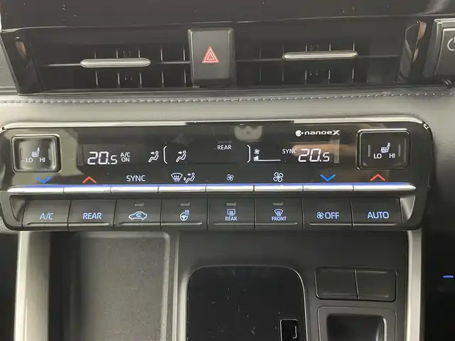 トヨタ ヴォクシー ハイブリッド S－Z 埼玉県 2022(令4)年 1.9万km ホワイトパールクリスタルシャイン 純正８インチディスプレイオーディオ　フリップダウンモニター　バックカメラ　快適利便パッケージ　デジタルミラー　両側パワースライドドア　シートヒーター　ＡＣ１００Ｖ　ビルトインＥＴＣ２．０　ＬＥＤライト