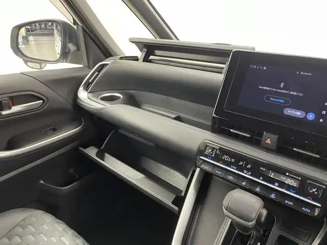 トヨタ ヴォクシー ハイブリッド S－Z 埼玉県 2022(令4)年 1.9万km ホワイトパールクリスタルシャイン 純正８インチディスプレイオーディオ　フリップダウンモニター　バックカメラ　快適利便パッケージ　デジタルミラー　両側パワースライドドア　シートヒーター　ＡＣ１００Ｖ　ビルトインＥＴＣ２．０　ＬＥＤライト