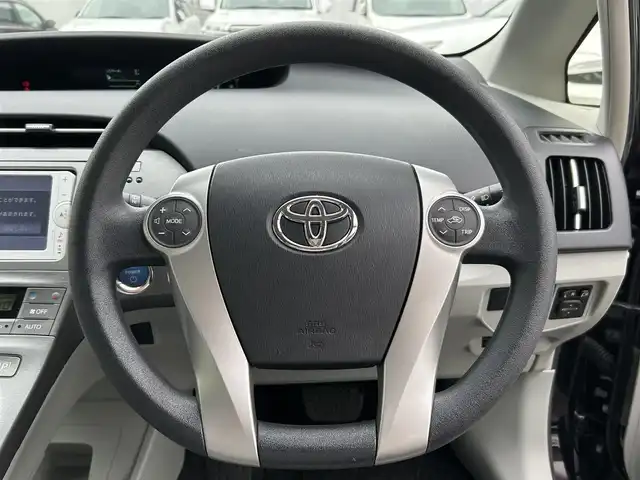 トヨタ プリウス S 福岡県 2013(平25)年 6.9万km ボルドーマイカメタリック 純正メモリーナビ：NSCP-W62/(AM/FM/SD/TV/Bluetooth)/バックカメラ/ETC/ウィンカーミラー/電動格納ミラー/ステアリングスイッチ/ドアバイザー/プッシュスタート/純正フロアマット/スマートキー/電格ミラー/社外ドライブレコーダー/フォグランプ/PWRモード/EVモード/ECOモード/スペアキー×1/保証書/取扱説明書