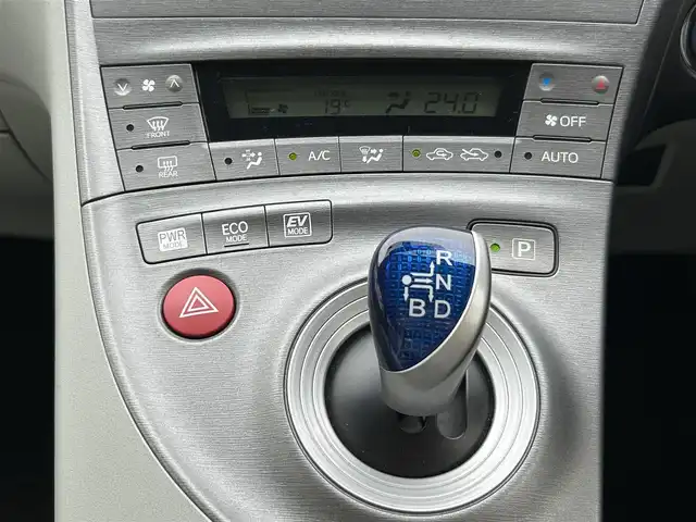 トヨタ プリウス S 福岡県 2013(平25)年 6.9万km ボルドーマイカメタリック 純正メモリーナビ：NSCP-W62/(AM/FM/SD/TV/Bluetooth)/バックカメラ/ETC/ウィンカーミラー/電動格納ミラー/ステアリングスイッチ/ドアバイザー/プッシュスタート/純正フロアマット/スマートキー/電格ミラー/社外ドライブレコーダー/フォグランプ/PWRモード/EVモード/ECOモード/スペアキー×1/保証書/取扱説明書