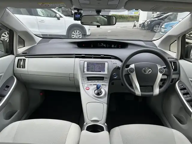 トヨタ プリウス S 福岡県 2013(平25)年 6.9万km ボルドーマイカメタリック 純正メモリーナビ：NSCP-W62/(AM/FM/SD/TV/Bluetooth)/バックカメラ/ETC/ウィンカーミラー/電動格納ミラー/ステアリングスイッチ/ドアバイザー/プッシュスタート/純正フロアマット/スマートキー/電格ミラー/社外ドライブレコーダー/フォグランプ/PWRモード/EVモード/ECOモード/スペアキー×1/保証書/取扱説明書
