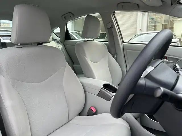 トヨタ プリウス S 福岡県 2013(平25)年 6.9万km ボルドーマイカメタリック 純正メモリーナビ：NSCP-W62/(AM/FM/SD/TV/Bluetooth)/バックカメラ/ETC/ウィンカーミラー/電動格納ミラー/ステアリングスイッチ/ドアバイザー/プッシュスタート/純正フロアマット/スマートキー/電格ミラー/社外ドライブレコーダー/フォグランプ/PWRモード/EVモード/ECOモード/スペアキー×1/保証書/取扱説明書
