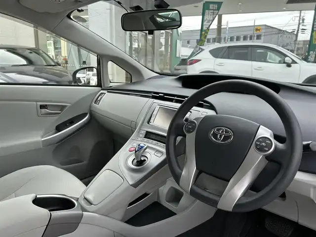 トヨタ プリウス S 福岡県 2013(平25)年 6.9万km ボルドーマイカメタリック 純正メモリーナビ：NSCP-W62/(AM/FM/SD/TV/Bluetooth)/バックカメラ/ETC/ウィンカーミラー/電動格納ミラー/ステアリングスイッチ/ドアバイザー/プッシュスタート/純正フロアマット/スマートキー/電格ミラー/社外ドライブレコーダー/フォグランプ/PWRモード/EVモード/ECOモード/スペアキー×1/保証書/取扱説明書