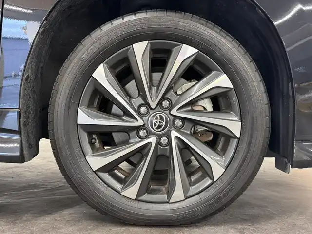 トヨタ ヴォクシー ハイブリッド S－Z 三重県 2022(令4)年 2.9万km アティチュードブラックマイカ ハイブリッド/FF/インパネCVT/純正 10.5インチ『ディスプレイオーディオplus』（ナビ機能搭載）/（AM/FM/CD/DVD/USB/Miracast/Bluetooth/CarPlay/AndroidAuto）/純正 14インチ 後席用OLEDフリップダウンディスプレイ V14T-R72R/バックガイドモニター/両側パワースライドドア/ビルトイン ETC2.0/Toyota Safety Sense/・プリクラッシュセーフティ［PCS］/・レーンディパーチャーアラート［LDA］/・レーダークルーズ/・【OP】アダプティブハイビームシステム/・クリアランスソナー/・パーキングサポートブレーキ［PKSB］（静止物）/・ロードサインアシスト［RSA］/・発進遅れ告知機能［TMN］/・プロアクティブドライビングアシスト［PDA］/装備/・【OP】LEDヘッドランプ（プロジェクター式）＋クリアランスランプ/・ハーフレザーシート/・シートヒーター（D/N）/・左右・後席独立オートエアコン/・オートライト/・電子パーキングブレーキ＋ブレーキホールド/・プッシュスタート/・純正17inAW/・保/・スマートキーx1/など
