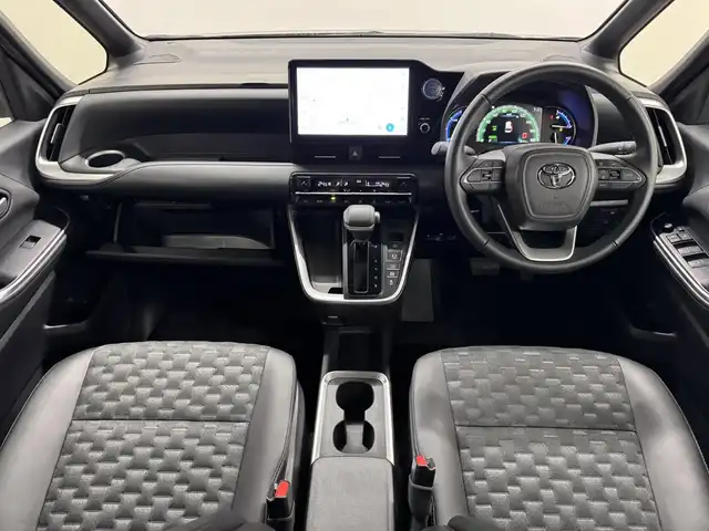 トヨタ ヴォクシー ハイブリッド S－Z 三重県 2022(令4)年 2.9万km アティチュードブラックマイカ ハイブリッド/FF/インパネCVT/純正 10.5インチ『ディスプレイオーディオplus』（ナビ機能搭載）/（AM/FM/CD/DVD/USB/Miracast/Bluetooth/CarPlay/AndroidAuto）/純正 14インチ 後席用OLEDフリップダウンディスプレイ V14T-R72R/バックガイドモニター/両側パワースライドドア/ビルトイン ETC2.0/Toyota Safety Sense/・プリクラッシュセーフティ［PCS］/・レーンディパーチャーアラート［LDA］/・レーダークルーズ/・【OP】アダプティブハイビームシステム/・クリアランスソナー/・パーキングサポートブレーキ［PKSB］（静止物）/・ロードサインアシスト［RSA］/・発進遅れ告知機能［TMN］/・プロアクティブドライビングアシスト［PDA］/装備/・【OP】LEDヘッドランプ（プロジェクター式）＋クリアランスランプ/・ハーフレザーシート/・シートヒーター（D/N）/・左右・後席独立オートエアコン/・オートライト/・電子パーキングブレーキ＋ブレーキホールド/・プッシュスタート/・純正17inAW/・保/・スマートキーx1/など