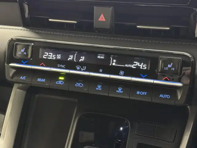 トヨタ ヴォクシー ハイブリッド S－Z 三重県 2022(令4)年 2.9万km アティチュードブラックマイカ ハイブリッド/FF/インパネCVT/純正 10.5インチ『ディスプレイオーディオplus』（ナビ機能搭載）/（AM/FM/CD/DVD/USB/Miracast/Bluetooth/CarPlay/AndroidAuto）/純正 14インチ 後席用OLEDフリップダウンディスプレイ V14T-R72R/バックガイドモニター/両側パワースライドドア/ビルトイン ETC2.0/Toyota Safety Sense/・プリクラッシュセーフティ［PCS］/・レーンディパーチャーアラート［LDA］/・レーダークルーズ/・【OP】アダプティブハイビームシステム/・クリアランスソナー/・パーキングサポートブレーキ［PKSB］（静止物）/・ロードサインアシスト［RSA］/・発進遅れ告知機能［TMN］/・プロアクティブドライビングアシスト［PDA］/装備/・【OP】LEDヘッドランプ（プロジェクター式）＋クリアランスランプ/・ハーフレザーシート/・シートヒーター（D/N）/・左右・後席独立オートエアコン/・オートライト/・電子パーキングブレーキ＋ブレーキホールド/・プッシュスタート/・純正17inAW/・保/・スマートキーx1/など