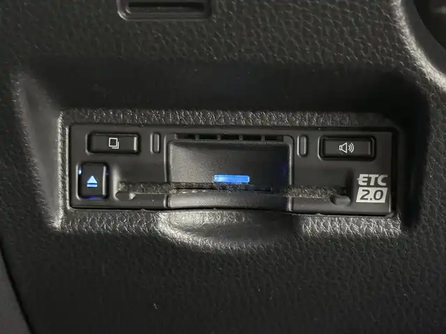 トヨタ ヴォクシー ハイブリッド S－Z 三重県 2022(令4)年 2.9万km アティチュードブラックマイカ ハイブリッド/FF/インパネCVT/純正 10.5インチ『ディスプレイオーディオplus』（ナビ機能搭載）/（AM/FM/CD/DVD/USB/Miracast/Bluetooth/CarPlay/AndroidAuto）/純正 14インチ 後席用OLEDフリップダウンディスプレイ V14T-R72R/バックガイドモニター/両側パワースライドドア/ビルトイン ETC2.0/Toyota Safety Sense/・プリクラッシュセーフティ［PCS］/・レーンディパーチャーアラート［LDA］/・レーダークルーズ/・【OP】アダプティブハイビームシステム/・クリアランスソナー/・パーキングサポートブレーキ［PKSB］（静止物）/・ロードサインアシスト［RSA］/・発進遅れ告知機能［TMN］/・プロアクティブドライビングアシスト［PDA］/装備/・【OP】LEDヘッドランプ（プロジェクター式）＋クリアランスランプ/・ハーフレザーシート/・シートヒーター（D/N）/・左右・後席独立オートエアコン/・オートライト/・電子パーキングブレーキ＋ブレーキホールド/・プッシュスタート/・純正17inAW/・保/・スマートキーx1/など