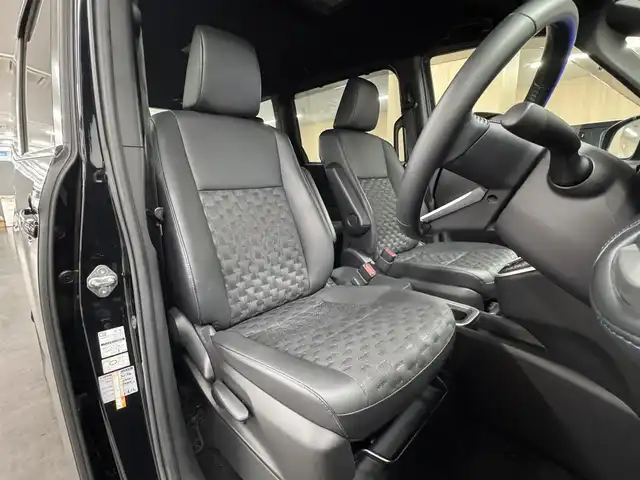 トヨタ ヴォクシー ハイブリッド S－Z 三重県 2022(令4)年 2.9万km アティチュードブラックマイカ ハイブリッド/FF/インパネCVT/純正 10.5インチ『ディスプレイオーディオplus』（ナビ機能搭載）/（AM/FM/CD/DVD/USB/Miracast/Bluetooth/CarPlay/AndroidAuto）/純正 14インチ 後席用OLEDフリップダウンディスプレイ V14T-R72R/バックガイドモニター/両側パワースライドドア/ビルトイン ETC2.0/Toyota Safety Sense/・プリクラッシュセーフティ［PCS］/・レーンディパーチャーアラート［LDA］/・レーダークルーズ/・【OP】アダプティブハイビームシステム/・クリアランスソナー/・パーキングサポートブレーキ［PKSB］（静止物）/・ロードサインアシスト［RSA］/・発進遅れ告知機能［TMN］/・プロアクティブドライビングアシスト［PDA］/装備/・【OP】LEDヘッドランプ（プロジェクター式）＋クリアランスランプ/・ハーフレザーシート/・シートヒーター（D/N）/・左右・後席独立オートエアコン/・オートライト/・電子パーキングブレーキ＋ブレーキホールド/・プッシュスタート/・純正17inAW/・保/・スマートキーx1/など