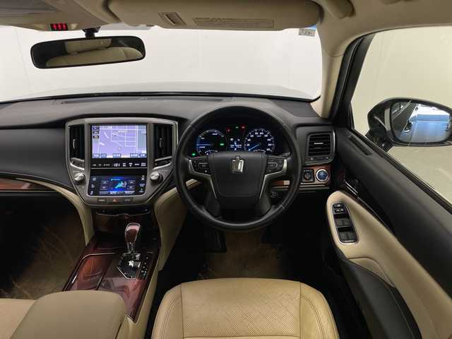 トヨタ クラウン ハイブリッド ロイヤルサルーン 宮崎県 2015(平27)年 6.7万km ブラック メーカーナビ(CD/DVD/AM/FM/BT)/クルーズコントロール/ステアリングスイッチ/横滑り防止装置/車両接近通報装置/D/N席　パワーシート/D/N席　シートヒーター/D/N席　エアーシート/ハンドルヒーター/純正アルミホイール/純正フロアマット/電装格納ミラー/オートライト/スマートキー/ETC