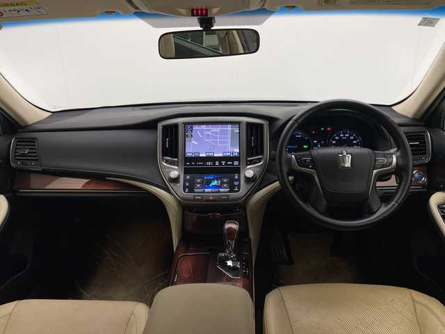 トヨタ クラウン ハイブリッド ロイヤルサルーン 宮崎県 2015(平27)年 6.7万km ブラック メーカーナビ(CD/DVD/AM/FM/BT)/クルーズコントロール/ステアリングスイッチ/横滑り防止装置/車両接近通報装置/D/N席　パワーシート/D/N席　シートヒーター/D/N席　エアーシート/ハンドルヒーター/純正アルミホイール/純正フロアマット/電装格納ミラー/オートライト/スマートキー/ETC