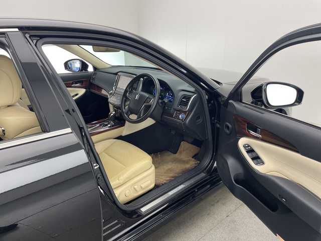 トヨタ クラウン ハイブリッド ロイヤルサルーン 宮崎県 2015(平27)年 6.7万km ブラック メーカーナビ(CD/DVD/AM/FM/BT)/クルーズコントロール/ステアリングスイッチ/横滑り防止装置/車両接近通報装置/D/N席　パワーシート/D/N席　シートヒーター/D/N席　エアーシート/ハンドルヒーター/純正アルミホイール/純正フロアマット/電装格納ミラー/オートライト/スマートキー/ETC