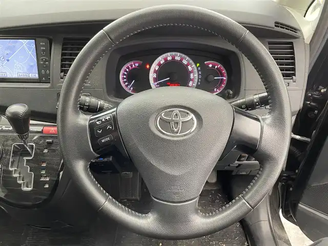 トヨタ アイシス プラタナ Vセレクション 滋賀県 2011(平23)年 12.7万km ブラック 禁煙車/７インチディーラーOPナビ/(フルセグTV・Bluetooth・CD・DVD・AM・FM・AUX・SD)/ETC/片側パワースライドドア/プラズマクラスター/スマートキー/スペアキー/純正フロアマット/オートエアコン/電装格納ミラー/純正15インチアルミホイール