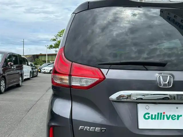 ホンダ フリード G ホンダセンシング 静岡県 2016(平28)年 6.1万km モダンスティールM HondaSENSING/純正9インチプレミアムインターナビ/ （VXM-175VFNi）/   AM FM CD DVD Bluetooth SD MusicRack/フルセグTV/バックモニター/ビルトインETC/両側パワースライドドア/アダプティブクルーズコントロール/アイドリングストップ/ステアリングスイッチ/ウォークスルー/純正15インチアルミホイール/本革巻ステアリング/電動格納ミラー/ドアバイザー/スマートキー＆プッシュスタート