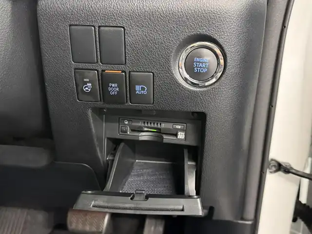 トヨタ アルファード S Cパッケージ 三重県 2022(令4)年 4.9万km ホワイトパールクリスタルシャイン ガソリン/FF/MTモード付インパネCVT/純正 9インチナビ/（AM/FM/CD/DVD/USB/iPod/Bluetooth/Miracast/TV/CarPlay/AndroidAuto）/12.1インチ後席モニター V12T-R68C/バックカメラ/両側パワースライドドア/ドライブレコーダー前後/ETC/Toyota Safety Sense/・プリクラッシュセーフティ/・レーントレーシングアシスト/・アダプティブハイビームシステム/・レーダークルコン/・ロードサインアシスト/・パーキングサポートブレーキ（静止物・後方接近車両*）/・【OP】ブラインドスポットモニター＋リヤクロストラフィックアラート/装備/・【OP】ツインムーンルーフ/・【OP】デジタルインナーミラー/・黒革（合皮）シート/・パワーシート（D/N/2nd）/・シートヒーター＆ベンチレーション（D/N）/・ステアリングヒーター/・パワーバックドア/・オートワイパー/・AC100Vコンセント（100W）/・3眼LEDヘッドランプ/・左右＋後席独立オートエアコン/・純正18inAW/・スマートキーx1/など
