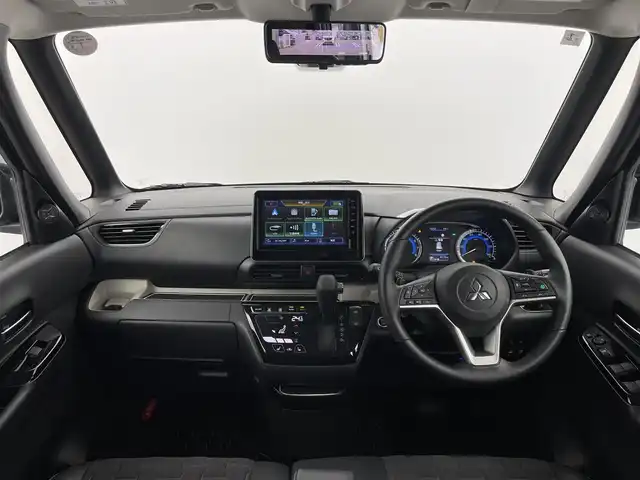 三菱 デリカミニ T プレミアム 富山県 2025(令7)年 0.7万km ガンＭⅡ ４WD/１オーナー/純正オーディオ（HDMI　BT CarPlay androidauto）/全周囲カメラ/前後コーナーセンサー/ビルトインETC/前席シートヒーター/ステアリングヒーター/両側パワースライドドア（フットオープン可）/純正AW付きスタッドレスタイヤセット積込み/オートライト/LEDヘッドライト/フォグ/スマートキー/プッシュスタート/ACC/衝突軽減ブレーキ/車線逸脱警報/車線逸脱防止支援/MIパイロット（車線維持支援）/先行車発進お知らせ/ヒルディセントコントロール/ルーフレール（黒）/パドルシフト/純正マット・バイザー/デジタルインナーミラー/オートホールド/横滑防止装置/保証書、取説/スペアキー