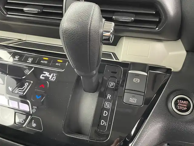 三菱 デリカミニ T プレミアム 富山県 2025(令7)年 0.7万km ガンＭⅡ ４WD/１オーナー/純正オーディオ（HDMI　BT CarPlay androidauto）/全周囲カメラ/前後コーナーセンサー/ビルトインETC/前席シートヒーター/ステアリングヒーター/両側パワースライドドア（フットオープン可）/純正AW付きスタッドレスタイヤセット積込み/オートライト/LEDヘッドライト/フォグ/スマートキー/プッシュスタート/ACC/衝突軽減ブレーキ/車線逸脱警報/車線逸脱防止支援/MIパイロット（車線維持支援）/先行車発進お知らせ/ヒルディセントコントロール/ルーフレール（黒）/パドルシフト/純正マット・バイザー/デジタルインナーミラー/オートホールド/横滑防止装置/保証書、取説/スペアキー