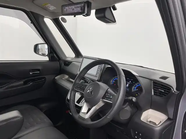 三菱 デリカミニ T プレミアム 富山県 2025(令7)年 0.7万km ガンＭⅡ ４WD/１オーナー/純正オーディオ（HDMI　BT CarPlay androidauto）/全周囲カメラ/前後コーナーセンサー/ビルトインETC/前席シートヒーター/ステアリングヒーター/両側パワースライドドア（フットオープン可）/純正AW付きスタッドレスタイヤセット積込み/オートライト/LEDヘッドライト/フォグ/スマートキー/プッシュスタート/ACC/衝突軽減ブレーキ/車線逸脱警報/車線逸脱防止支援/MIパイロット（車線維持支援）/先行車発進お知らせ/ヒルディセントコントロール/ルーフレール（黒）/パドルシフト/純正マット・バイザー/デジタルインナーミラー/オートホールド/横滑防止装置/保証書、取説/スペアキー