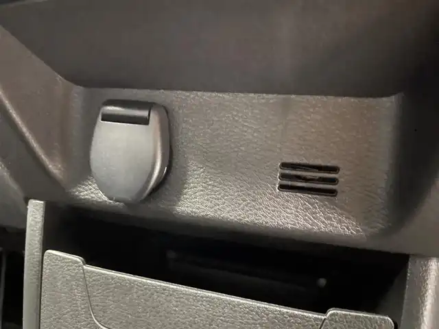 三菱 デリカミニ T プレミアム 富山県 2025(令7)年 0.7万km ガンＭⅡ ４WD/１オーナー/純正オーディオ（HDMI　BT CarPlay androidauto）/全周囲カメラ/前後コーナーセンサー/ビルトインETC/前席シートヒーター/ステアリングヒーター/両側パワースライドドア（フットオープン可）/純正AW付きスタッドレスタイヤセット積込み/オートライト/LEDヘッドライト/フォグ/スマートキー/プッシュスタート/ACC/衝突軽減ブレーキ/車線逸脱警報/車線逸脱防止支援/MIパイロット（車線維持支援）/先行車発進お知らせ/ヒルディセントコントロール/ルーフレール（黒）/パドルシフト/純正マット・バイザー/デジタルインナーミラー/オートホールド/横滑防止装置/保証書、取説/スペアキー