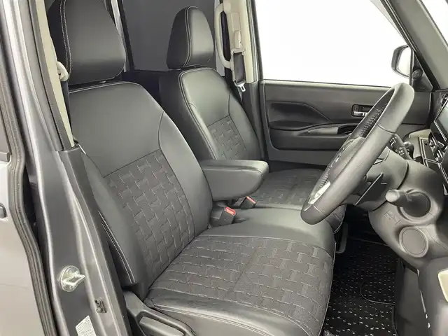 三菱 デリカミニ T プレミアム 富山県 2025(令7)年 0.7万km ガンＭⅡ ４WD/１オーナー/純正オーディオ（HDMI　BT CarPlay androidauto）/全周囲カメラ/前後コーナーセンサー/ビルトインETC/前席シートヒーター/ステアリングヒーター/両側パワースライドドア（フットオープン可）/純正AW付きスタッドレスタイヤセット積込み/オートライト/LEDヘッドライト/フォグ/スマートキー/プッシュスタート/ACC/衝突軽減ブレーキ/車線逸脱警報/車線逸脱防止支援/MIパイロット（車線維持支援）/先行車発進お知らせ/ヒルディセントコントロール/ルーフレール（黒）/パドルシフト/純正マット・バイザー/デジタルインナーミラー/オートホールド/横滑防止装置/保証書、取説/スペアキー