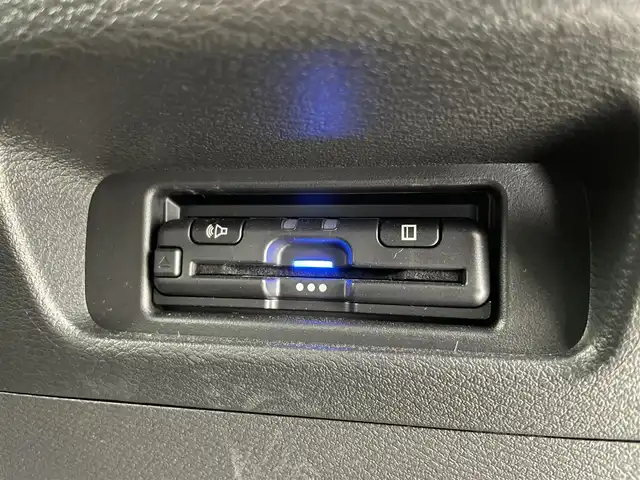 三菱 デリカミニ T プレミアム 富山県 2025(令7)年 0.7万km ガンＭⅡ ４WD/１オーナー/純正オーディオ（HDMI　BT CarPlay androidauto）/全周囲カメラ/前後コーナーセンサー/ビルトインETC/前席シートヒーター/ステアリングヒーター/両側パワースライドドア（フットオープン可）/純正AW付きスタッドレスタイヤセット積込み/オートライト/LEDヘッドライト/フォグ/スマートキー/プッシュスタート/ACC/衝突軽減ブレーキ/車線逸脱警報/車線逸脱防止支援/MIパイロット（車線維持支援）/先行車発進お知らせ/ヒルディセントコントロール/ルーフレール（黒）/パドルシフト/純正マット・バイザー/デジタルインナーミラー/オートホールド/横滑防止装置/保証書、取説/スペアキー