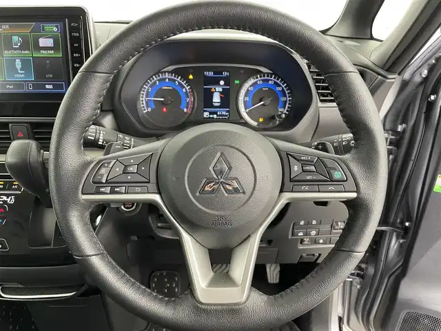 三菱 デリカミニ T プレミアム 富山県 2025(令7)年 0.7万km ガンＭⅡ ４WD/１オーナー/純正オーディオ（HDMI　BT CarPlay androidauto）/全周囲カメラ/前後コーナーセンサー/ビルトインETC/前席シートヒーター/ステアリングヒーター/両側パワースライドドア（フットオープン可）/純正AW付きスタッドレスタイヤセット積込み/オートライト/LEDヘッドライト/フォグ/スマートキー/プッシュスタート/ACC/衝突軽減ブレーキ/車線逸脱警報/車線逸脱防止支援/MIパイロット（車線維持支援）/先行車発進お知らせ/ヒルディセントコントロール/ルーフレール（黒）/パドルシフト/純正マット・バイザー/デジタルインナーミラー/オートホールド/横滑防止装置/保証書、取説/スペアキー