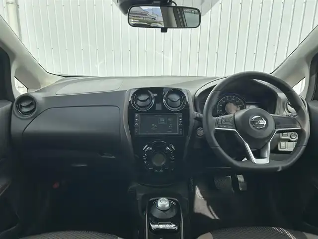 日産 ノート e－パワー メダリスト 熊本県 2017(平29)年 6.4万km インペリアルアンバーP 純正SDナビ/フルセグ/USB/AM/FM/Bluetooth/CD/iPod/VTR/AUX/・車線逸脱警報/・インテリジェントエマージェンシーブレーキ/LEDヘッドライト/・フォグランプ/・オートライト/横滑り防止機能/車両接近通報装置/横滑り防止機能/盗難防止装置/ETC/バックカメラ/電動格納ミラー/・ウィンカーミラー/プッシュスタートボタン/スマートキー/・スペアキー1本/純正アルミホール/純正ドアバイザー/純正フロアマット