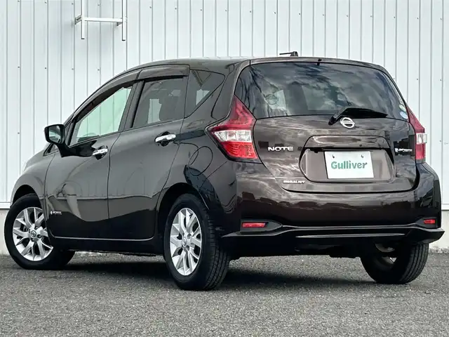 日産 ノート e－パワー メダリスト 熊本県 2017(平29)年 6.4万km インペリアルアンバーP 純正SDナビ/フルセグ/USB/AM/FM/Bluetooth/CD/iPod/VTR/AUX/・車線逸脱警報/・インテリジェントエマージェンシーブレーキ/LEDヘッドライト/・フォグランプ/・オートライト/横滑り防止機能/車両接近通報装置/横滑り防止機能/盗難防止装置/ETC/バックカメラ/電動格納ミラー/・ウィンカーミラー/プッシュスタートボタン/スマートキー/・スペアキー1本/純正アルミホール/純正ドアバイザー/純正フロアマット