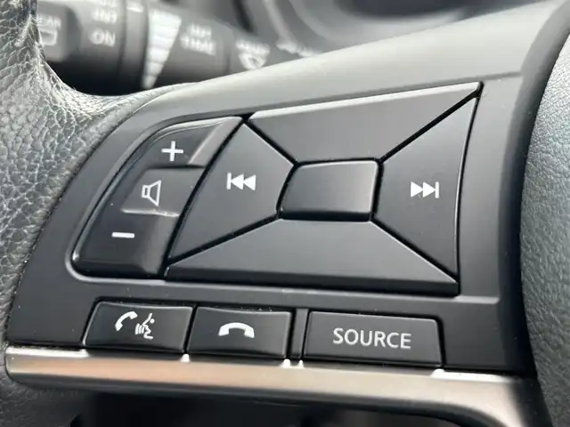 日産 ノート e－パワー メダリスト 熊本県 2017(平29)年 6.4万km インペリアルアンバーP 純正SDナビ/フルセグ/USB/AM/FM/Bluetooth/CD/iPod/VTR/AUX/・車線逸脱警報/・インテリジェントエマージェンシーブレーキ/LEDヘッドライト/・フォグランプ/・オートライト/横滑り防止機能/車両接近通報装置/横滑り防止機能/盗難防止装置/ETC/バックカメラ/電動格納ミラー/・ウィンカーミラー/プッシュスタートボタン/スマートキー/・スペアキー1本/純正アルミホール/純正ドアバイザー/純正フロアマット