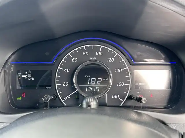 日産 ノート e－パワー メダリスト 熊本県 2017(平29)年 6.4万km インペリアルアンバーP 純正SDナビ/フルセグ/USB/AM/FM/Bluetooth/CD/iPod/VTR/AUX/・車線逸脱警報/・インテリジェントエマージェンシーブレーキ/LEDヘッドライト/・フォグランプ/・オートライト/横滑り防止機能/車両接近通報装置/横滑り防止機能/盗難防止装置/ETC/バックカメラ/電動格納ミラー/・ウィンカーミラー/プッシュスタートボタン/スマートキー/・スペアキー1本/純正アルミホール/純正ドアバイザー/純正フロアマット