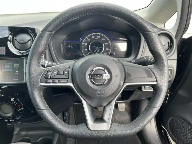 日産 ノート e－パワー メダリスト 熊本県 2017(平29)年 6.4万km インペリアルアンバーP 純正SDナビ/フルセグ/USB/AM/FM/Bluetooth/CD/iPod/VTR/AUX/・車線逸脱警報/・インテリジェントエマージェンシーブレーキ/LEDヘッドライト/・フォグランプ/・オートライト/横滑り防止機能/車両接近通報装置/横滑り防止機能/盗難防止装置/ETC/バックカメラ/電動格納ミラー/・ウィンカーミラー/プッシュスタートボタン/スマートキー/・スペアキー1本/純正アルミホール/純正ドアバイザー/純正フロアマット