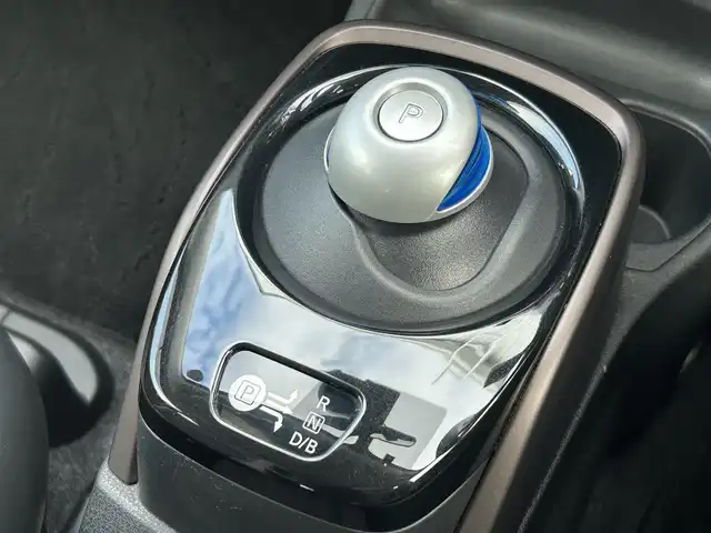 日産 ノート e－パワー メダリスト 熊本県 2017(平29)年 6.4万km インペリアルアンバーP 純正SDナビ/フルセグ/USB/AM/FM/Bluetooth/CD/iPod/VTR/AUX/・車線逸脱警報/・インテリジェントエマージェンシーブレーキ/LEDヘッドライト/・フォグランプ/・オートライト/横滑り防止機能/車両接近通報装置/横滑り防止機能/盗難防止装置/ETC/バックカメラ/電動格納ミラー/・ウィンカーミラー/プッシュスタートボタン/スマートキー/・スペアキー1本/純正アルミホール/純正ドアバイザー/純正フロアマット
