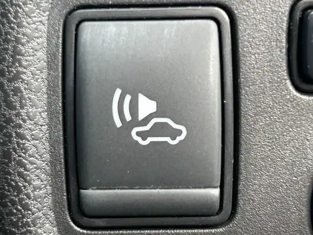 日産 ノート e－パワー メダリスト 熊本県 2017(平29)年 6.4万km インペリアルアンバーP 純正SDナビ/フルセグ/USB/AM/FM/Bluetooth/CD/iPod/VTR/AUX/・車線逸脱警報/・インテリジェントエマージェンシーブレーキ/LEDヘッドライト/・フォグランプ/・オートライト/横滑り防止機能/車両接近通報装置/横滑り防止機能/盗難防止装置/ETC/バックカメラ/電動格納ミラー/・ウィンカーミラー/プッシュスタートボタン/スマートキー/・スペアキー1本/純正アルミホール/純正ドアバイザー/純正フロアマット