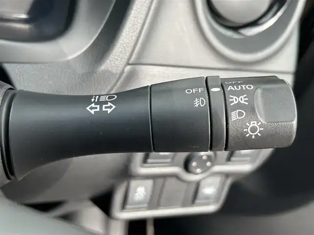 日産 ノート e－パワー メダリスト 熊本県 2017(平29)年 6.4万km インペリアルアンバーP 純正SDナビ/フルセグ/USB/AM/FM/Bluetooth/CD/iPod/VTR/AUX/・車線逸脱警報/・インテリジェントエマージェンシーブレーキ/LEDヘッドライト/・フォグランプ/・オートライト/横滑り防止機能/車両接近通報装置/横滑り防止機能/盗難防止装置/ETC/バックカメラ/電動格納ミラー/・ウィンカーミラー/プッシュスタートボタン/スマートキー/・スペアキー1本/純正アルミホール/純正ドアバイザー/純正フロアマット