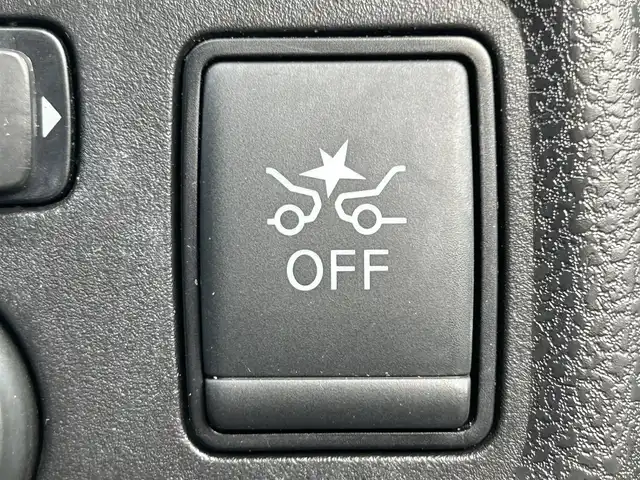 日産 ノート e－パワー メダリスト 熊本県 2017(平29)年 6.4万km インペリアルアンバーP 純正SDナビ/フルセグ/USB/AM/FM/Bluetooth/CD/iPod/VTR/AUX/・車線逸脱警報/・インテリジェントエマージェンシーブレーキ/LEDヘッドライト/・フォグランプ/・オートライト/横滑り防止機能/車両接近通報装置/横滑り防止機能/盗難防止装置/ETC/バックカメラ/電動格納ミラー/・ウィンカーミラー/プッシュスタートボタン/スマートキー/・スペアキー1本/純正アルミホール/純正ドアバイザー/純正フロアマット