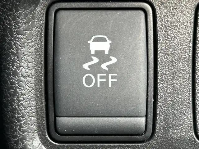 日産 ノート e－パワー メダリスト 熊本県 2017(平29)年 6.4万km インペリアルアンバーP 純正SDナビ/フルセグ/USB/AM/FM/Bluetooth/CD/iPod/VTR/AUX/・車線逸脱警報/・インテリジェントエマージェンシーブレーキ/LEDヘッドライト/・フォグランプ/・オートライト/横滑り防止機能/車両接近通報装置/横滑り防止機能/盗難防止装置/ETC/バックカメラ/電動格納ミラー/・ウィンカーミラー/プッシュスタートボタン/スマートキー/・スペアキー1本/純正アルミホール/純正ドアバイザー/純正フロアマット