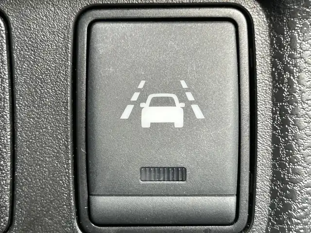 日産 ノート e－パワー メダリスト 熊本県 2017(平29)年 6.4万km インペリアルアンバーP 純正SDナビ/フルセグ/USB/AM/FM/Bluetooth/CD/iPod/VTR/AUX/・車線逸脱警報/・インテリジェントエマージェンシーブレーキ/LEDヘッドライト/・フォグランプ/・オートライト/横滑り防止機能/車両接近通報装置/横滑り防止機能/盗難防止装置/ETC/バックカメラ/電動格納ミラー/・ウィンカーミラー/プッシュスタートボタン/スマートキー/・スペアキー1本/純正アルミホール/純正ドアバイザー/純正フロアマット