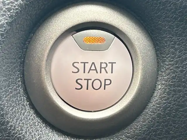 日産 ノート e－パワー メダリスト 熊本県 2017(平29)年 6.4万km インペリアルアンバーP 純正SDナビ/フルセグ/USB/AM/FM/Bluetooth/CD/iPod/VTR/AUX/・車線逸脱警報/・インテリジェントエマージェンシーブレーキ/LEDヘッドライト/・フォグランプ/・オートライト/横滑り防止機能/車両接近通報装置/横滑り防止機能/盗難防止装置/ETC/バックカメラ/電動格納ミラー/・ウィンカーミラー/プッシュスタートボタン/スマートキー/・スペアキー1本/純正アルミホール/純正ドアバイザー/純正フロアマット