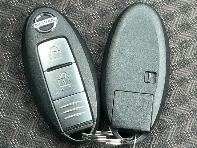 日産 ノート e－パワー メダリスト 熊本県 2017(平29)年 6.4万km インペリアルアンバーP 純正SDナビ/フルセグ/USB/AM/FM/Bluetooth/CD/iPod/VTR/AUX/・車線逸脱警報/・インテリジェントエマージェンシーブレーキ/LEDヘッドライト/・フォグランプ/・オートライト/横滑り防止機能/車両接近通報装置/横滑り防止機能/盗難防止装置/ETC/バックカメラ/電動格納ミラー/・ウィンカーミラー/プッシュスタートボタン/スマートキー/・スペアキー1本/純正アルミホール/純正ドアバイザー/純正フロアマット