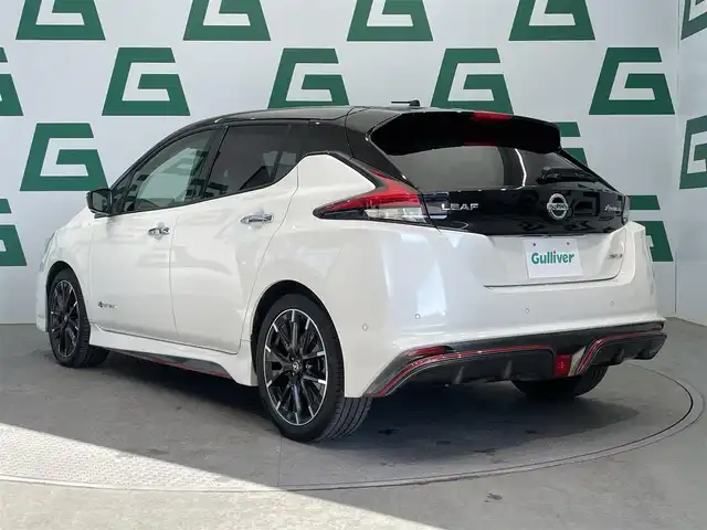 日産 リーフ ニスモ 鹿児島県 2018(平30)年 5.3万km ブリリアントホワイトパール/スーパーブラック 2トーン 禁煙車/アラウンドビューモニター/純正ナビ/　（Bluetooth接続.CD.DVD.フルセグTV)/デジタルインナーミラー/テレビキャンセラー/ETC/ドライブレコーダー/プロパイロット/BSM/前席シートヒーター/ステアリングヒーター/電動パーキングブレーキ/本革巻きステアリング/革調シートカバー/電動格納ミラー/純正フロアマット/純正アルミホイール