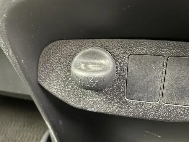 トヨタ ヴィッツ F 富山県 2015(平27)年 6.1万km スーパーホワイトⅡ カーオーディオ(AM/FM/CD/DVD/USB/AUX)/ABS/横滑り防止装置/純正フロアマット/マニュアルエアコン/鉄チンホイール/電動格納ミラー/バニティミラー/ドアバイザー/ハロゲンヘッドライト/リモコンキー/スペアキー1本