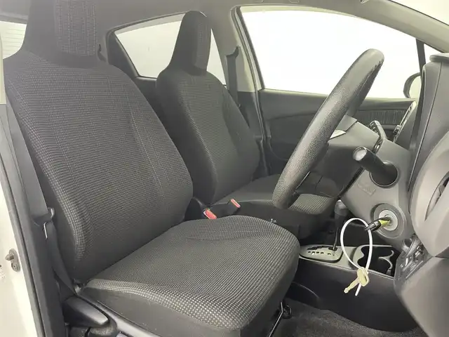 トヨタ ヴィッツ F 富山県 2015(平27)年 6.1万km スーパーホワイトⅡ カーオーディオ(AM/FM/CD/DVD/USB/AUX)/ABS/横滑り防止装置/純正フロアマット/マニュアルエアコン/鉄チンホイール/電動格納ミラー/バニティミラー/ドアバイザー/ハロゲンヘッドライト/リモコンキー/スペアキー1本