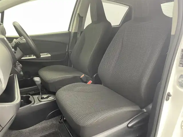トヨタ ヴィッツ F 富山県 2015(平27)年 6.1万km スーパーホワイトⅡ カーオーディオ(AM/FM/CD/DVD/USB/AUX)/ABS/横滑り防止装置/純正フロアマット/マニュアルエアコン/鉄チンホイール/電動格納ミラー/バニティミラー/ドアバイザー/ハロゲンヘッドライト/リモコンキー/スペアキー1本